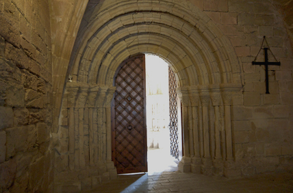 Portada de entrada desde la iglesia en el claustro de Poblet